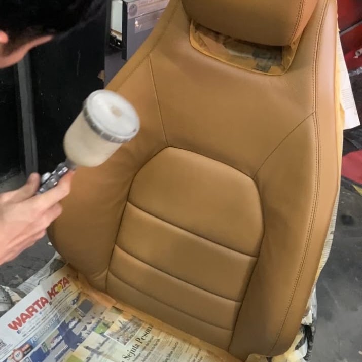 Proses penyemprotan warna pada jok kulit cokelat