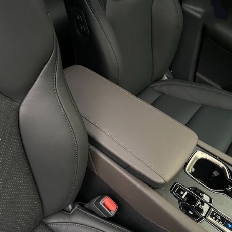 Detail jok kulit dan konsol interior dari website Deltri Garage